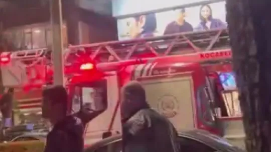 Topunu almak için çıktığı ağaçtan inemeyen çocuğun yardımına itfaiye yetişti