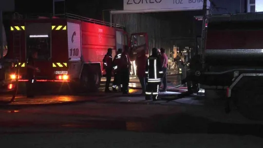 Toz boya fabrikası alev alev yandı