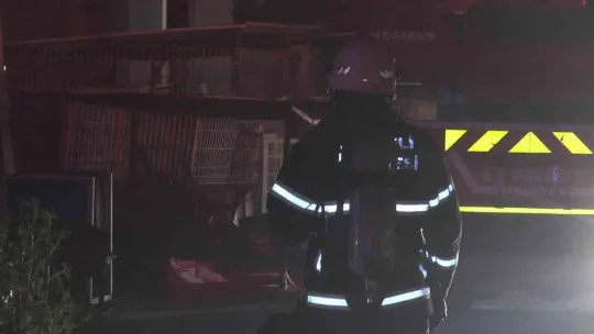 Toz boya fabrikası alev alev yandı