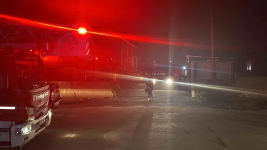 Toz boya fabrikası alev alev yandı