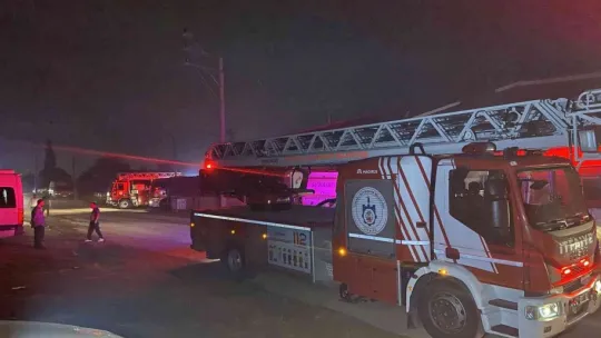 Toz boya fabrikası alev alev yandı