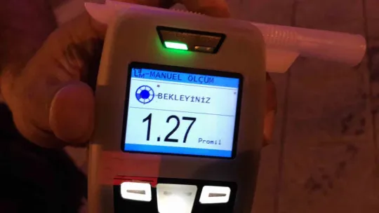 Alkollü yakalandı gazeteciye tehdit ve küfür savurdu