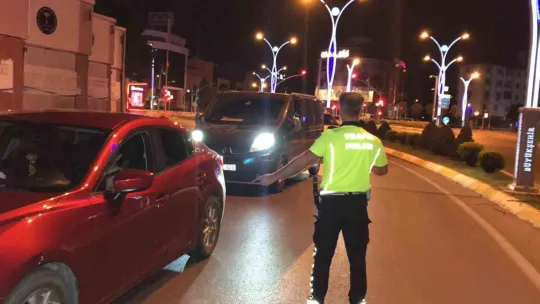 Alkollü yakalandı gazeteciye tehdit ve küfür savurdu