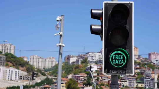 Trafik ışıklarında dikkat çeken yazılar