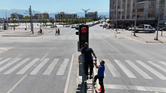 Trafik ışıklarında dikkat çeken yazılar