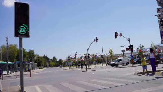 Trafik ışıklarında dikkat çeken yazılar