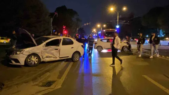 Trafik ışıklarında 2 otomobil çarpıştı: 1 yaralı