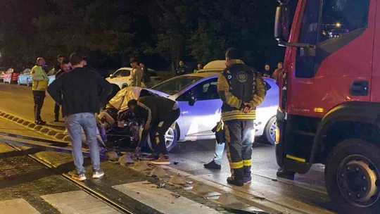 Trafik ışıklarında 2 otomobil çarpıştı: 1 yaralı