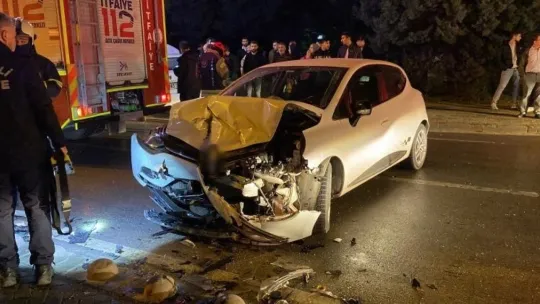 Trafik ışıklarında 2 otomobil çarpıştı: 1 yaralı