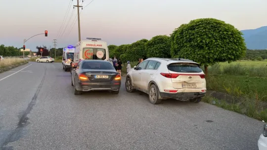 Trafik ışıklarında iki araç çarpıştı