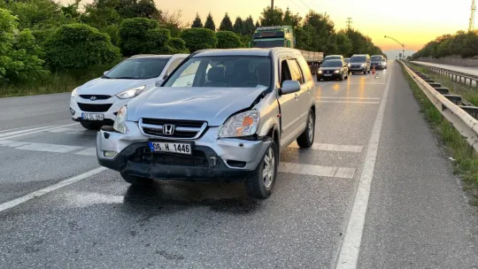 Trafik ışıklarında iki araç çarpıştı