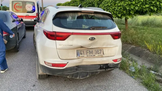 Trafik ışıklarında iki araç çarpıştı
