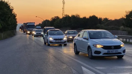 Trafik ışıklarında iki araç çarpıştı