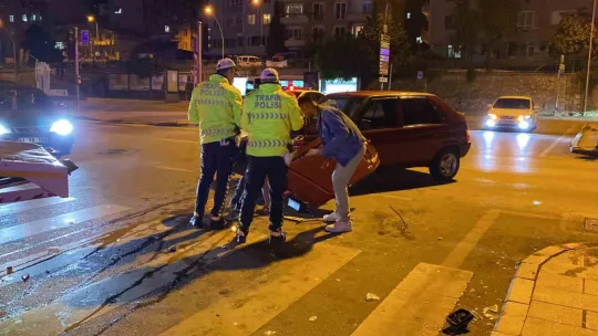 Trafik ışıklarında kaza: 4 yaralı