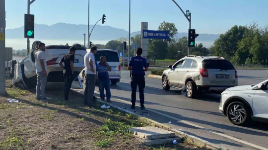 Trafik ışıklarında kaza: Otomobil takla attı