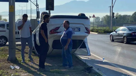 Trafik ışıklarında kaza: Otomobil takla attı