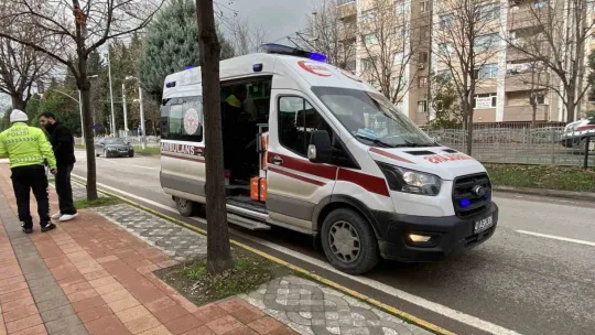 Trafik ışıklarında otomobil motosiklete çarptı: 2 yaralı