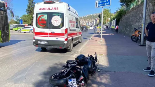 Trafik ışıklarındaki yayaya motosiklet çarptı: Sürücü ve yaya yaralı