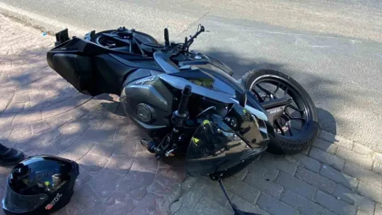 Trafik ışıklarındaki yayaya motosiklet çarptı: Sürücü ve yaya yaralı