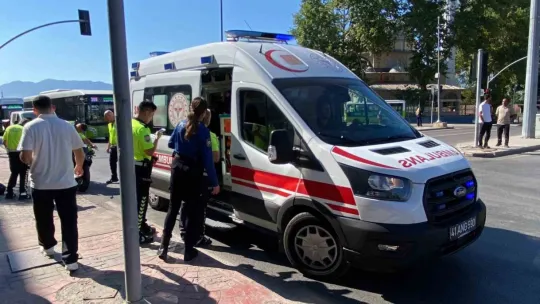 Trafik ışıklarındaki yayaya motosiklet çarptı: Sürücü ve yaya yaralı