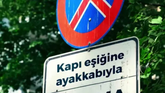 Trafik levhalarında anne sözleri