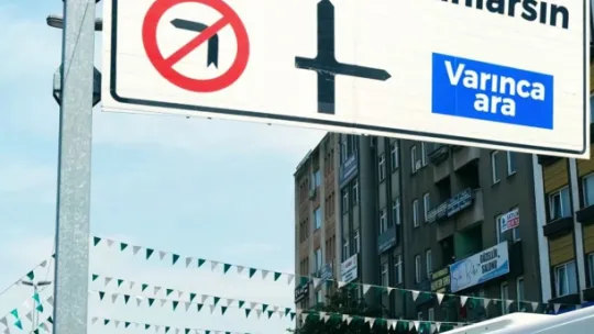 Trafik levhalarında anne sözleri