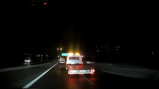 Trafik magandaları bu kez çekici sürücüsü çıktı: İki otomobil sürücüsünü yol boyunca taciz ettiler