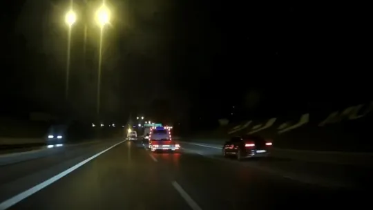 Trafik magandaları bu kez çekici sürücüsü çıktı: İki otomobil sürücüsünü yol boyunca taciz ettiler