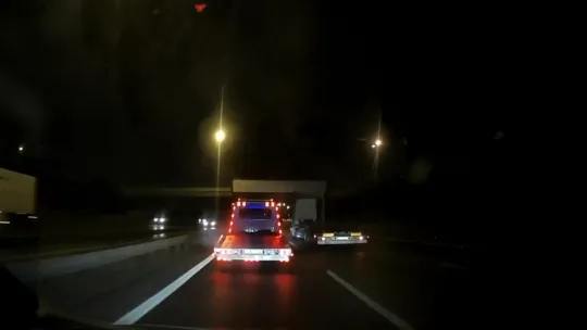 Trafik magandaları bu kez çekici sürücüsü çıktı: İki otomobil sürücüsünü yol boyunca taciz ettiler