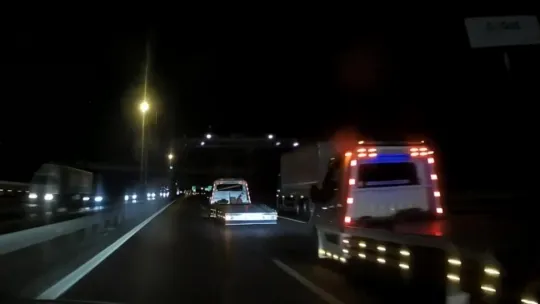 Trafik magandaları bu kez çekici sürücüsü çıktı: İki otomobil sürücüsünü yol boyunca taciz ettiler