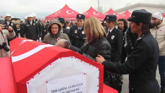 Trafik polisine son veda: Babasını beresiyle uğurladı