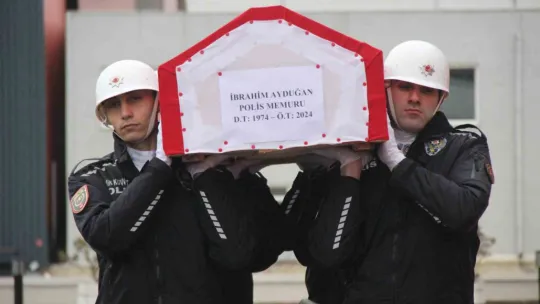 Trafik polisine son veda: Babasını beresiyle uğurladı