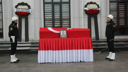 Trafik polisine son veda: Babasını beresiyle uğurladı