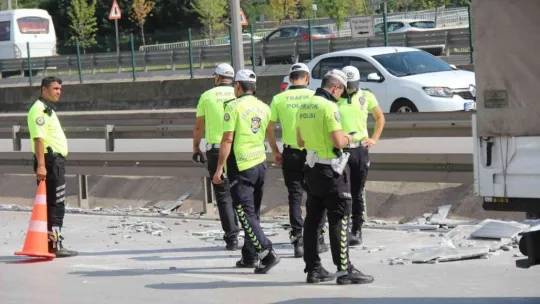 Trafik polisinin yaralandığı kaza anı kamerada