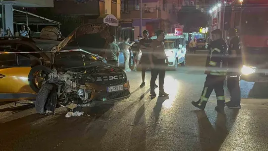 Trafik tabelasına çarpan otomobilin sürücüsü yaralandı