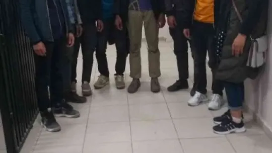 Trafik uygulamasında durdurulan iki araçtan 15 kaçak göçmen çıktı