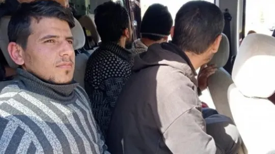 Trafik uygulamasında durdurulan iki araçtan 15 kaçak göçmen çıktı