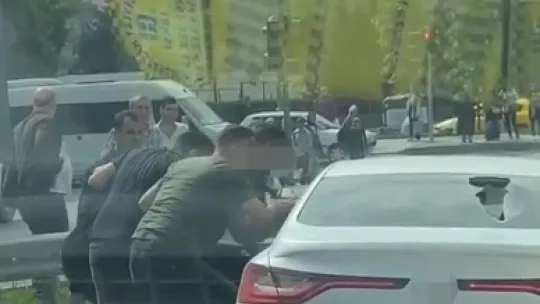Trafikte kavga çıktı, araçtan sopa ile inip dehşet saçtılar