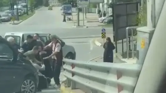 Trafikte kavga çıktı, araçtan sopa ile inip dehşet saçtılar