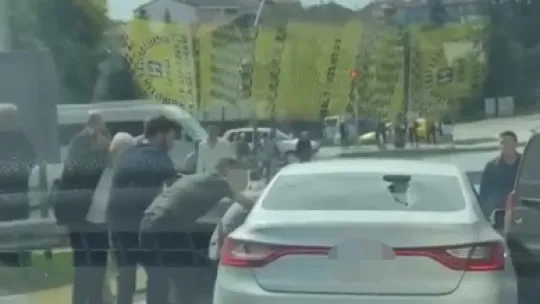 Trafikte kavga çıktı, araçtan sopa ile inip dehşet saçtılar
