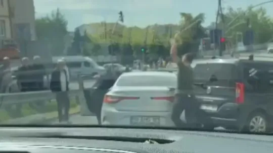 Trafikte kavga çıktı, araçtan sopa ile inip dehşet saçtılar