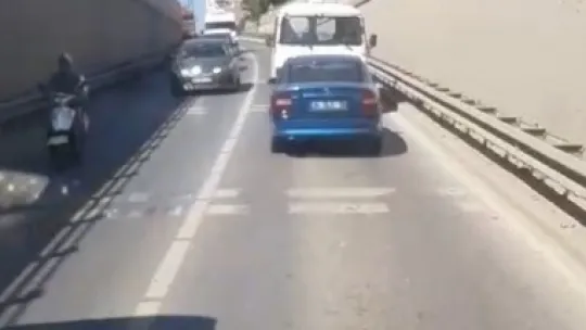 Trafikte şaşırtan anlar: Arızalanan otomobili geri geri çekti