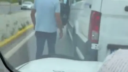 Trafikte servis şoföründen sürücüye tehdit