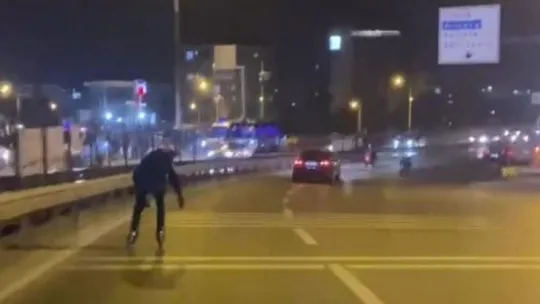 Trafikte tehlikeli paten yolculuğu hüsranla bitti!