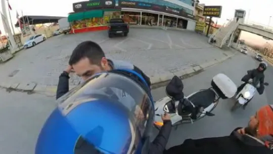 Trafikte ters köşe: Kavga edecekken bir anda sarıldılar