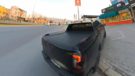Trafikte ters köşe: Kavga edecekken bir anda sarıldılar