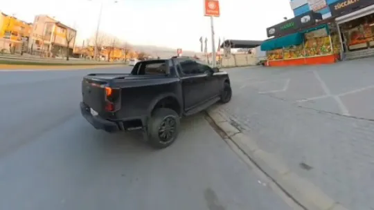 Trafikte ters köşe: Kavga edecekken bir anda sarıldılar