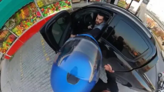 Trafikte ters köşe: Kavga edecekken bir anda sarıldılar