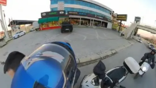 Trafikte ters köşe: Kavga edecekken bir anda sarıldılar