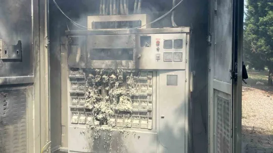 Trafoda çıkan yangın mahalleyi elektriksiz bıraktı